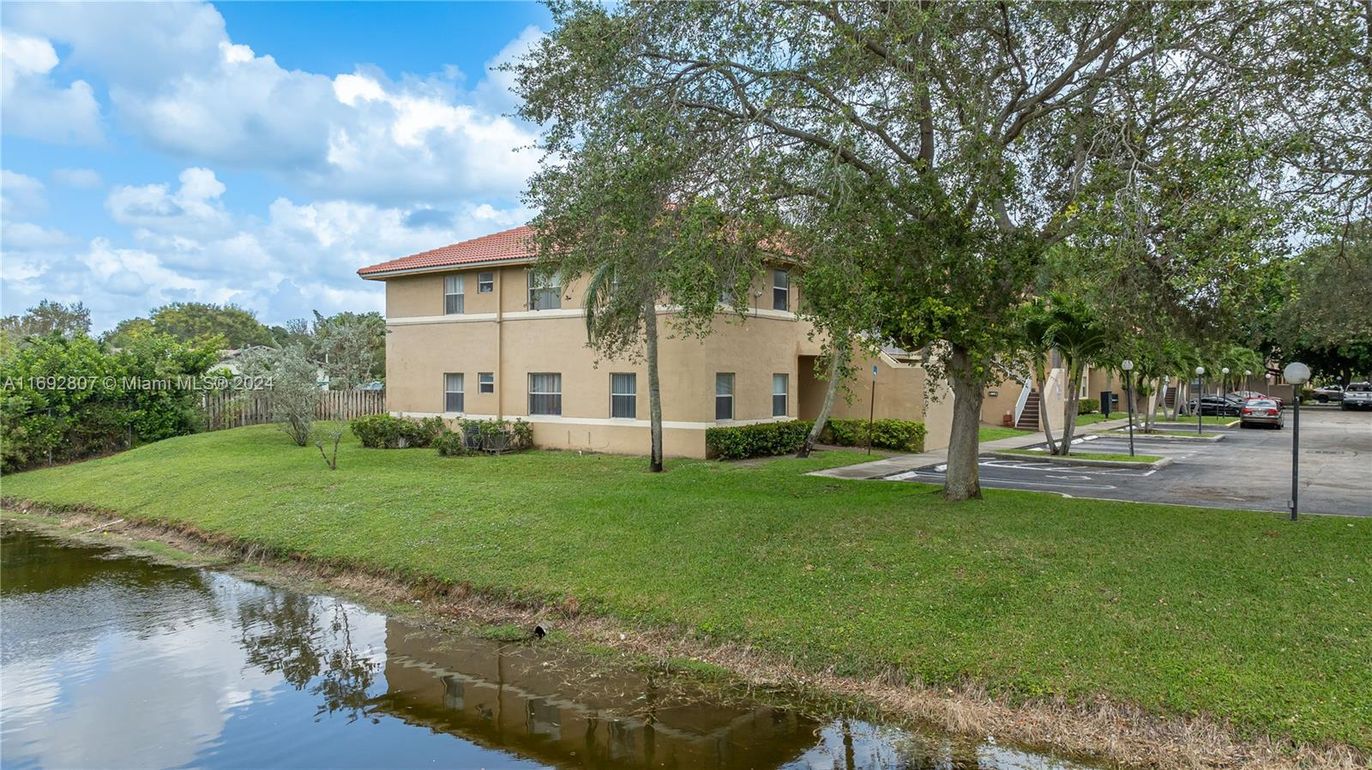 Exterior, Lake