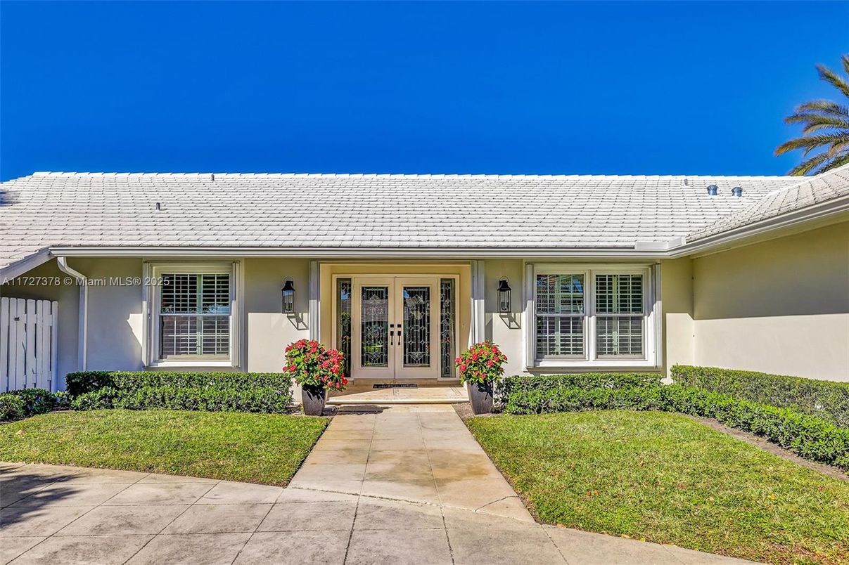 Exterior, Facade, Ranch