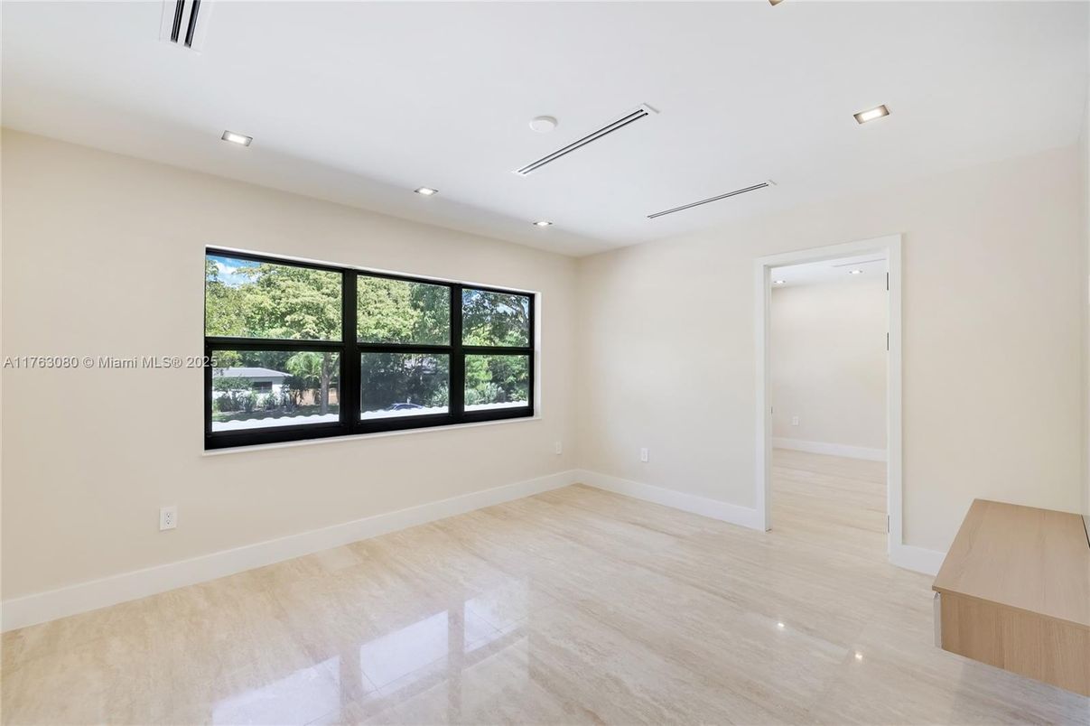 Empty room, Interior, Recessed Lighting