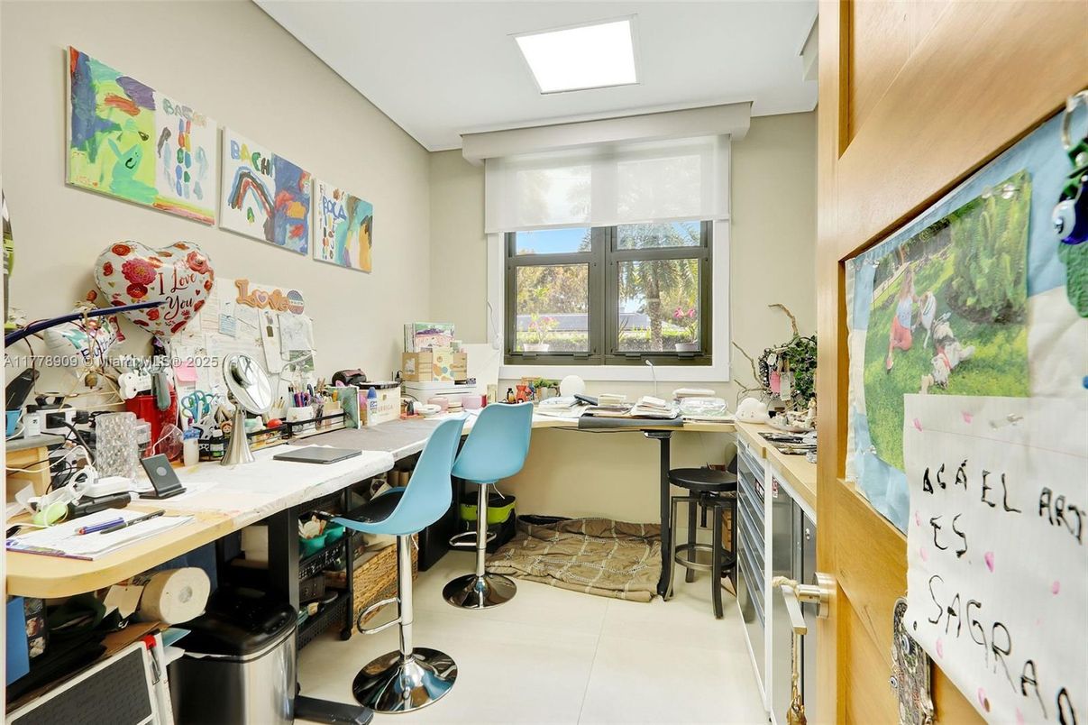 Home Office, Interior