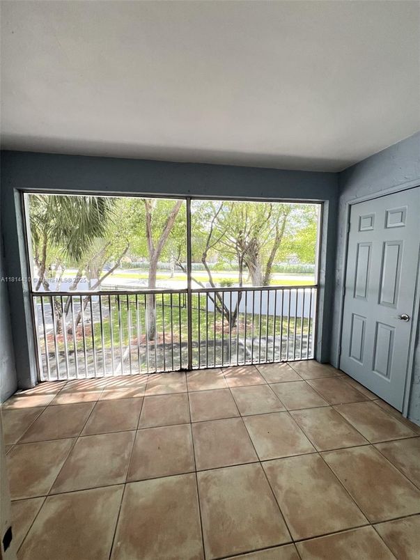 Empty room, Interior
