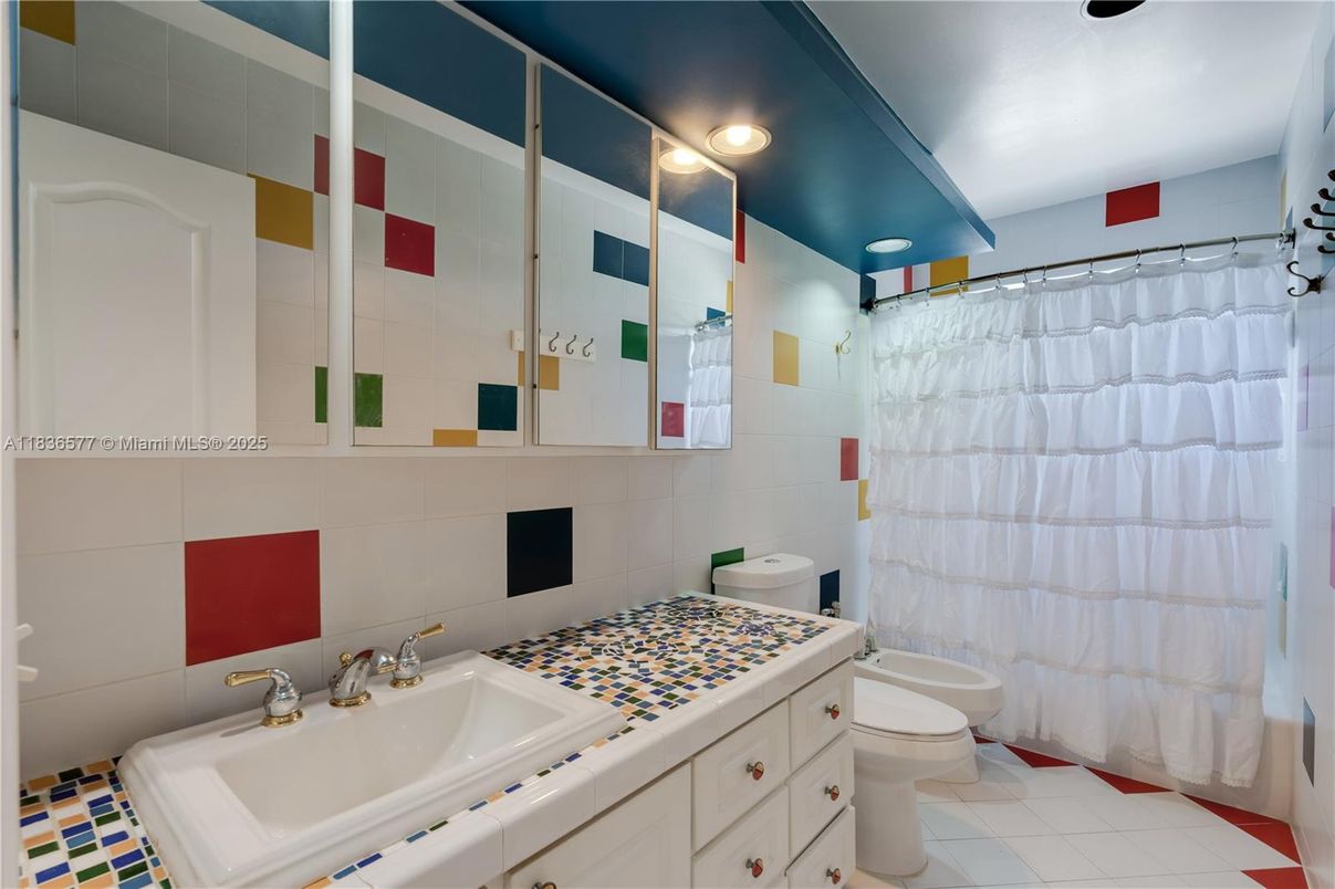 Bathroom, Interior, Tile Countertops