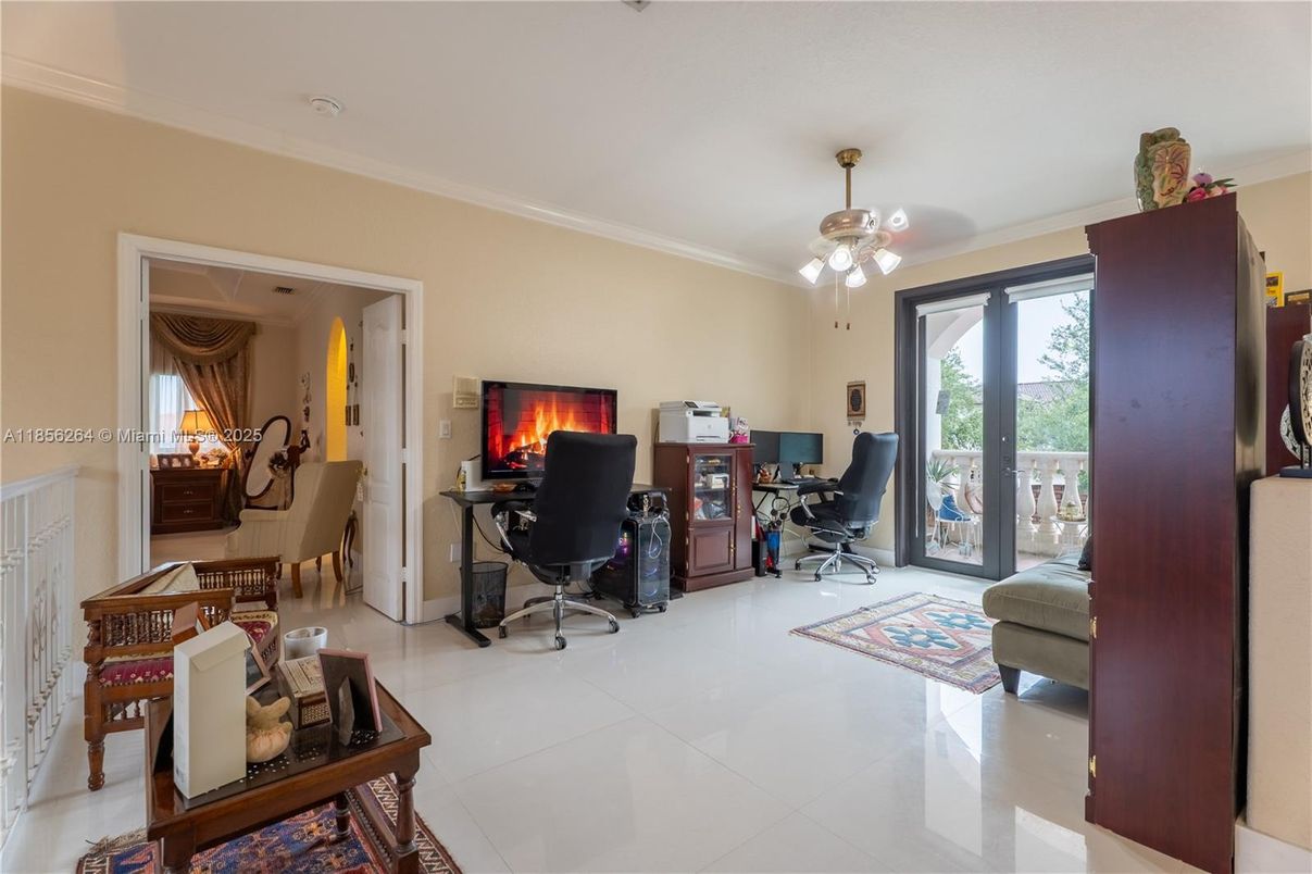 Home Office, Interior