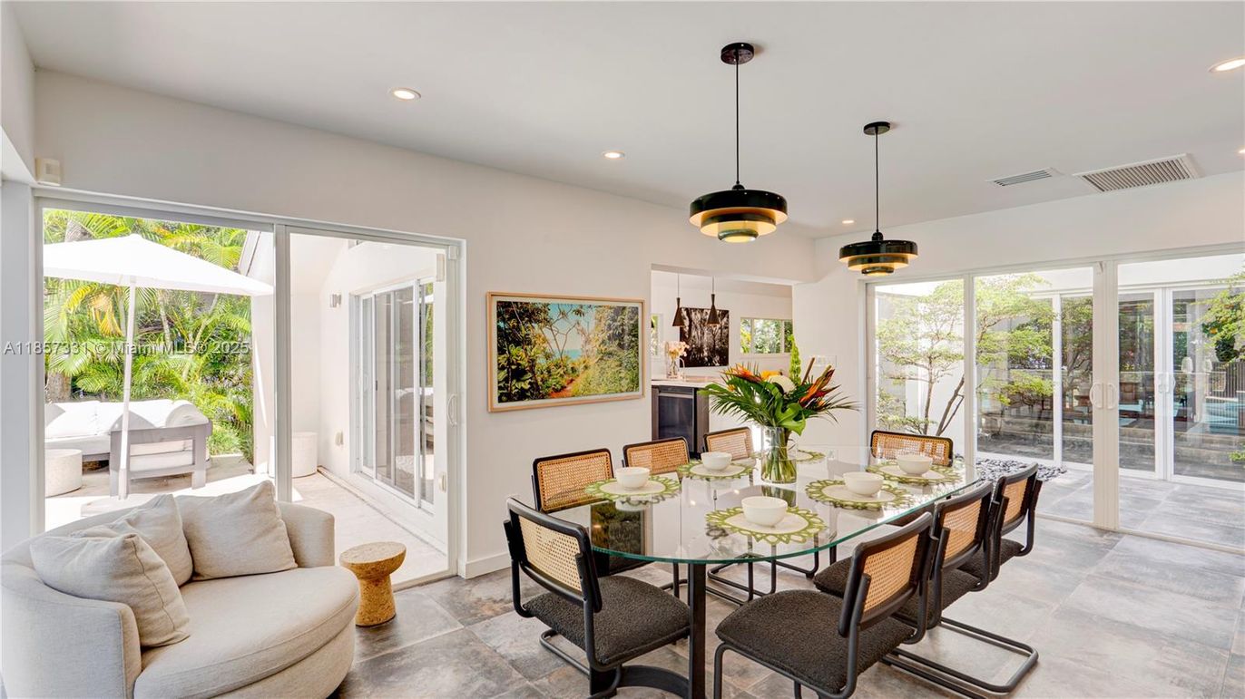 Dining room, Interior, Pendant Lights, Recessed Lighting