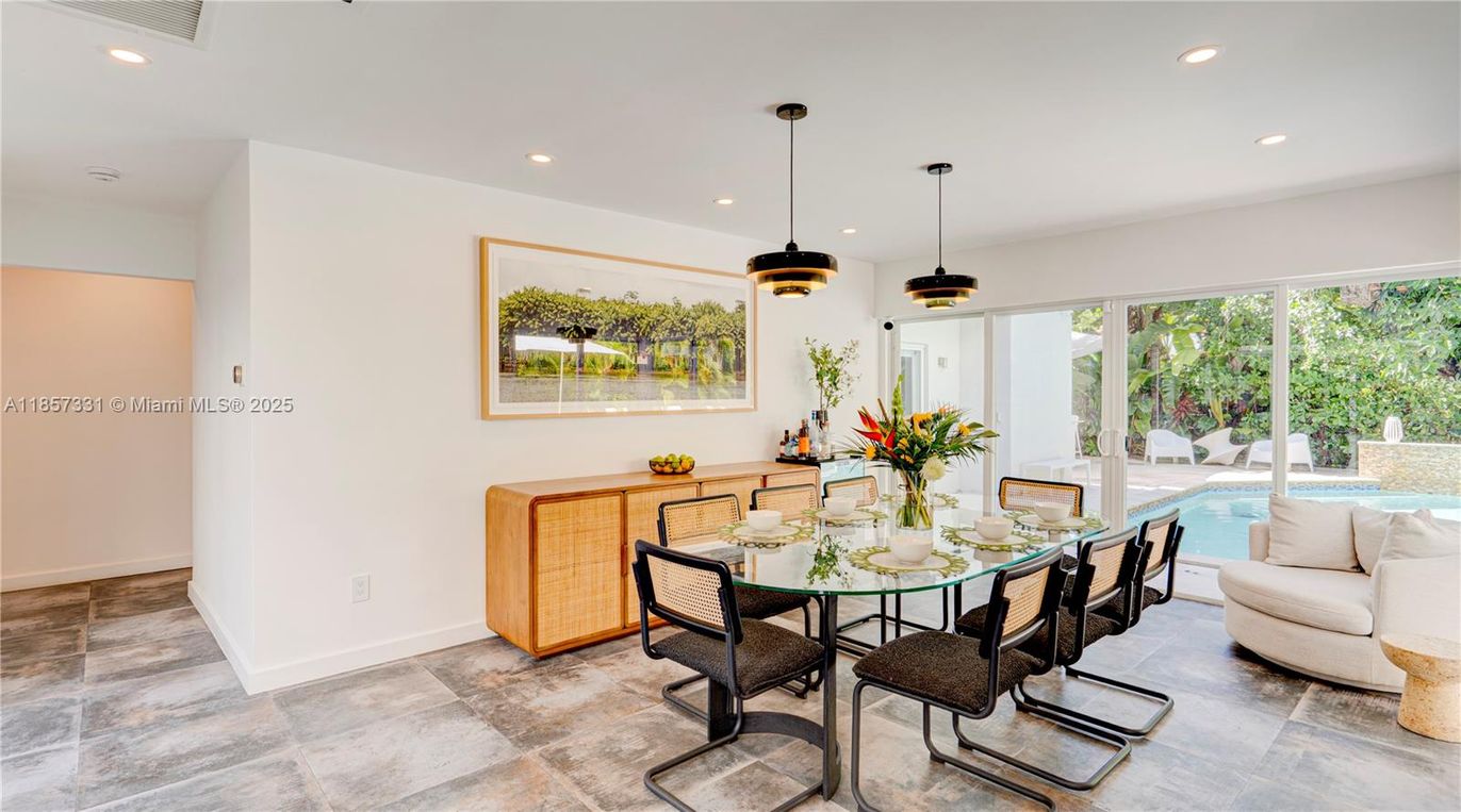 Dining room, Interior, Pendant Lights, Recessed Lighting