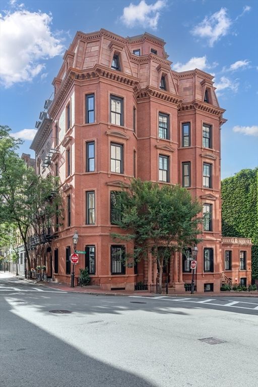 Exterior, Facade, Rowhouse