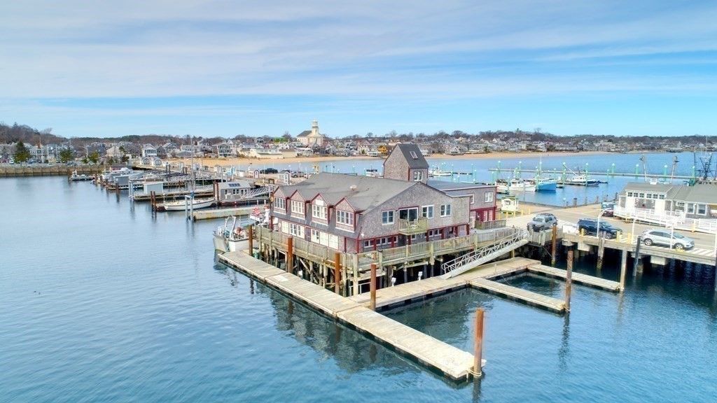 Exterior, Lake
