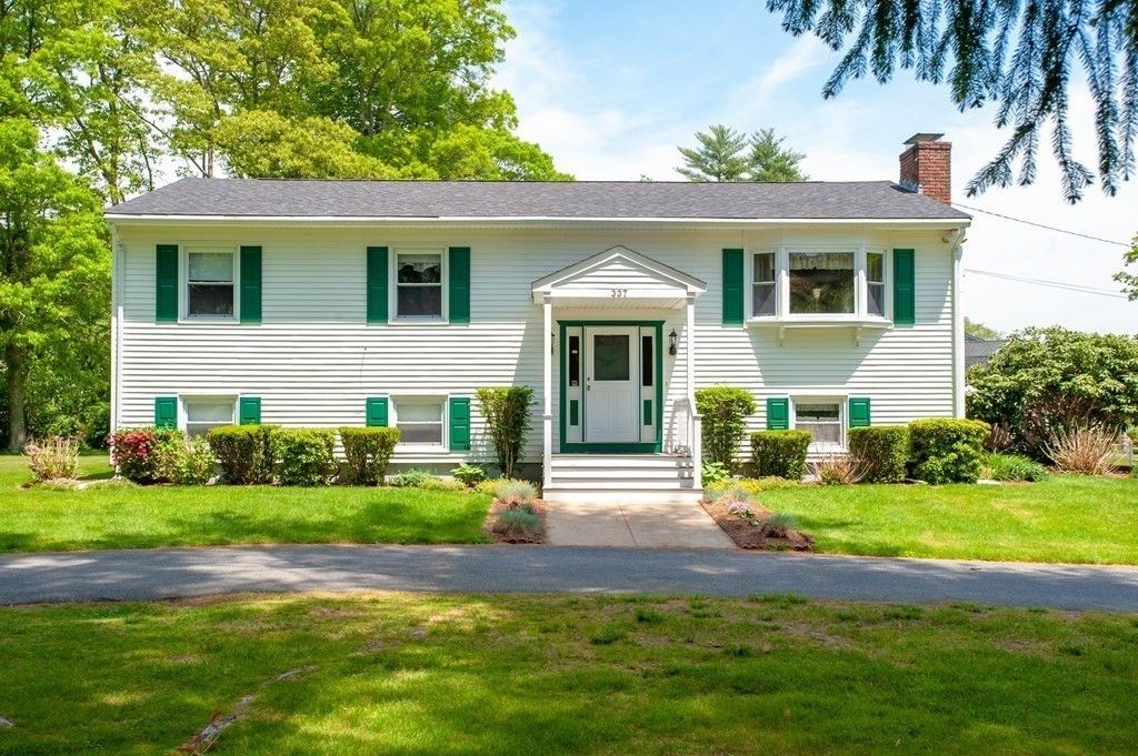 Exterior, Facade, Raised Ranch