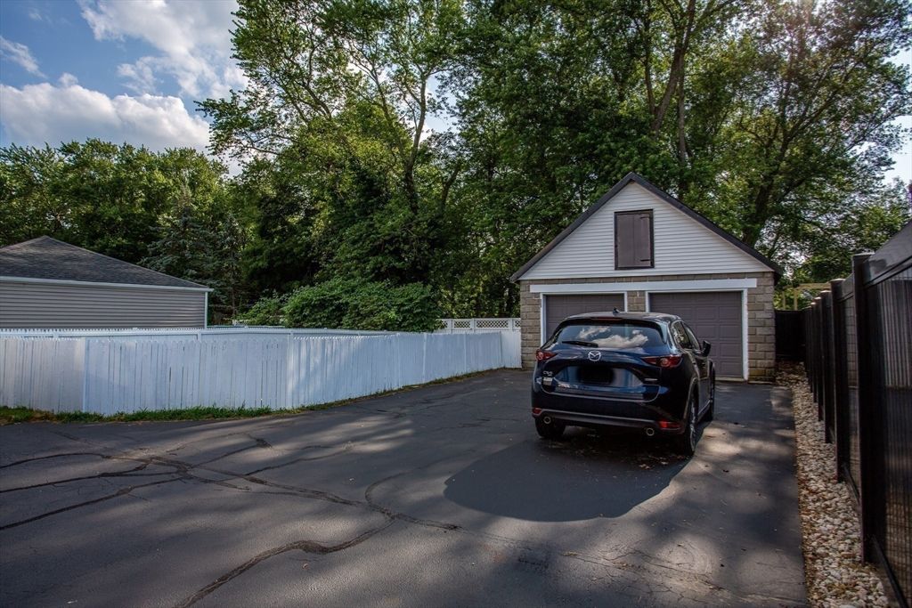 Detached Garage, Exterior