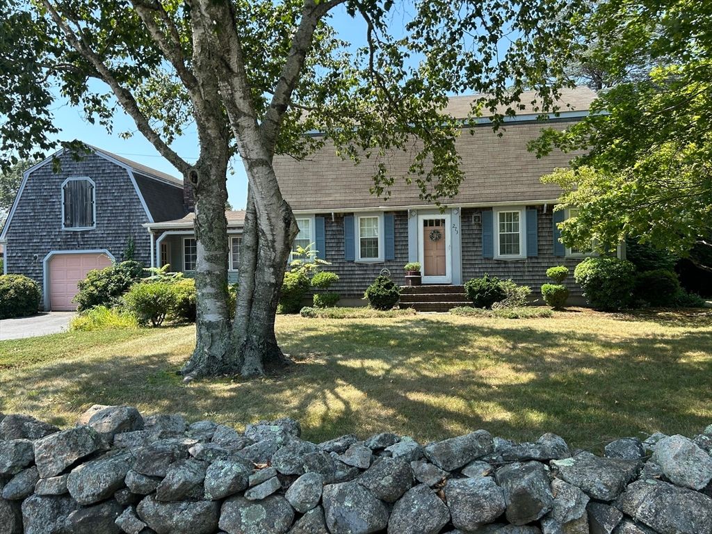 Attached, Exterior, Facade, Cape Cod