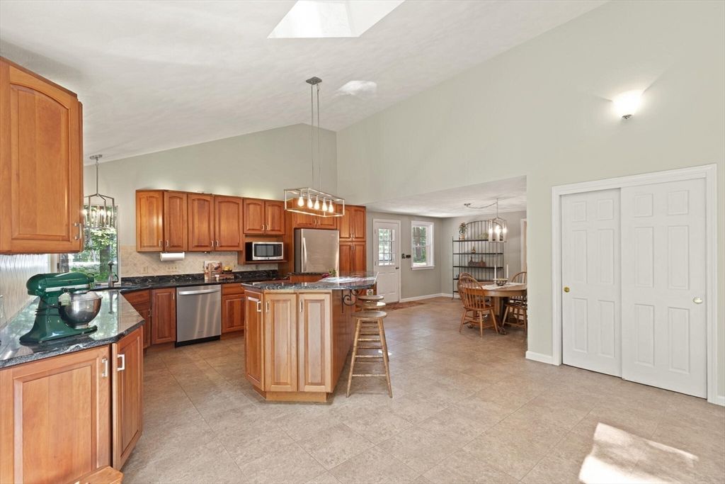 Chandelier, Dining room, Interior, Kitchen, Pendant Lights, Stainless Steel Appliances