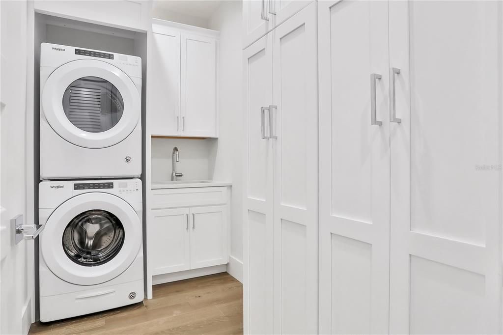 Interior, Utility Closets, Washer, Wood Texture Flooring