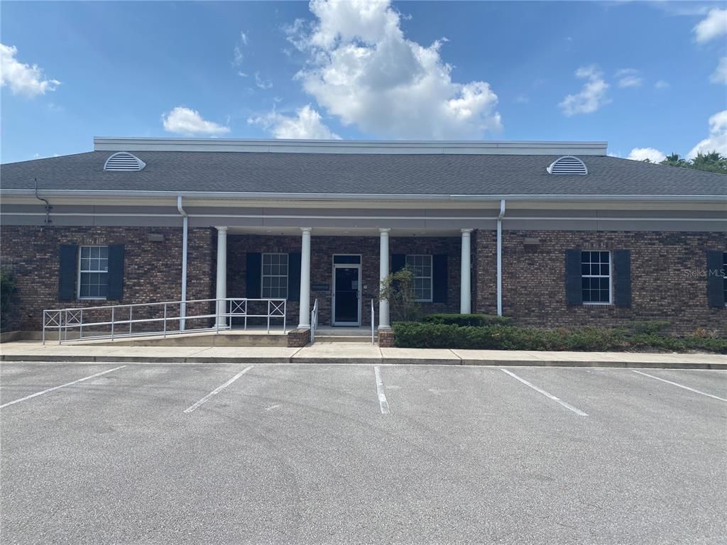 Exterior, Facade, Brick Facade, Ranch