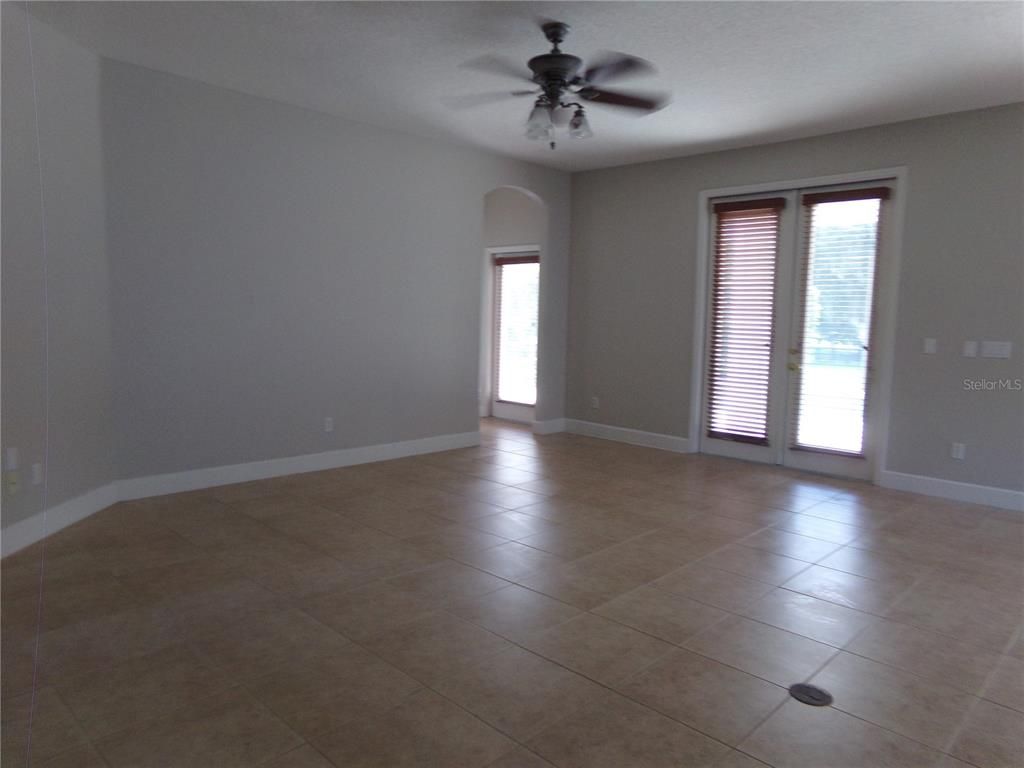Empty room, Interior
