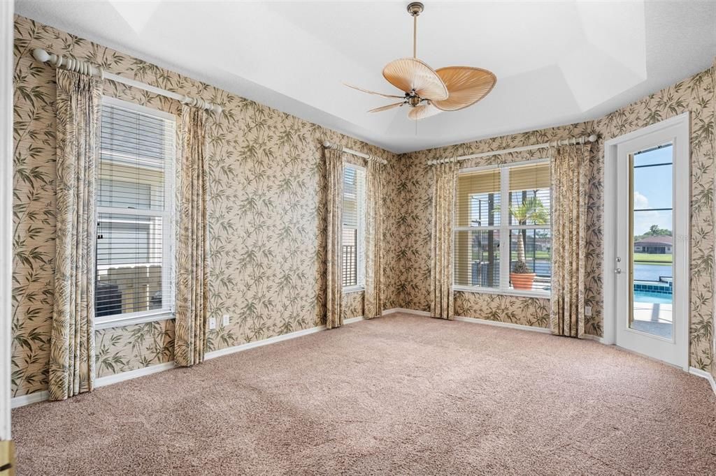 Empty room, Interior