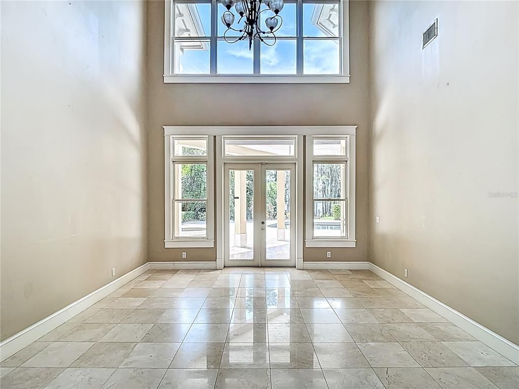Empty room, Interior