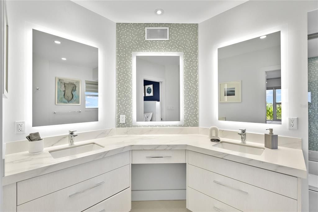 Bathroom, Dual Sink Vanities, Interior, Recessed Lighting