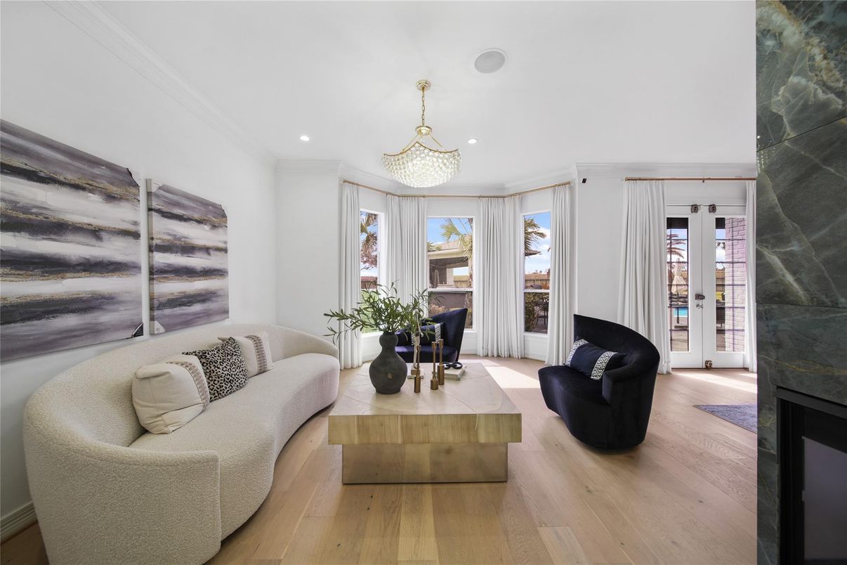 Interior, Living room, Pendant Lights, Recessed Lighting, Wood Texture Flooring