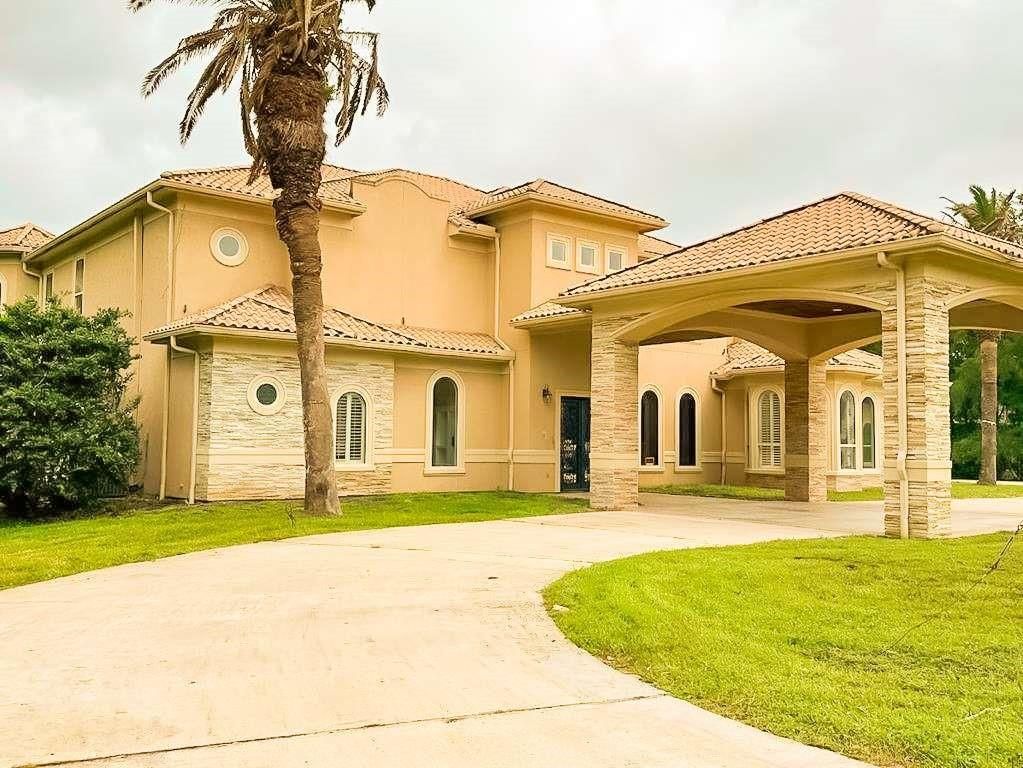 Backyard, Exterior, Facade, Mediterranean