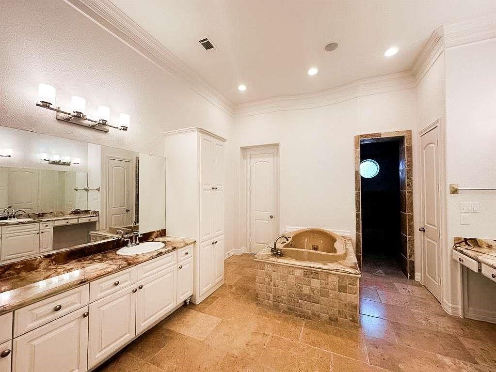 Bathroom, Dual Sink Vanities, Interior, Recessed Lighting