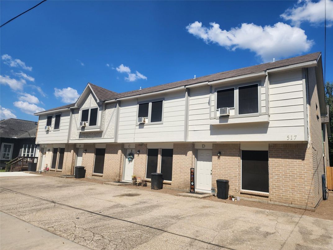 Exterior, Facade, Brick Facade, Raised Ranch