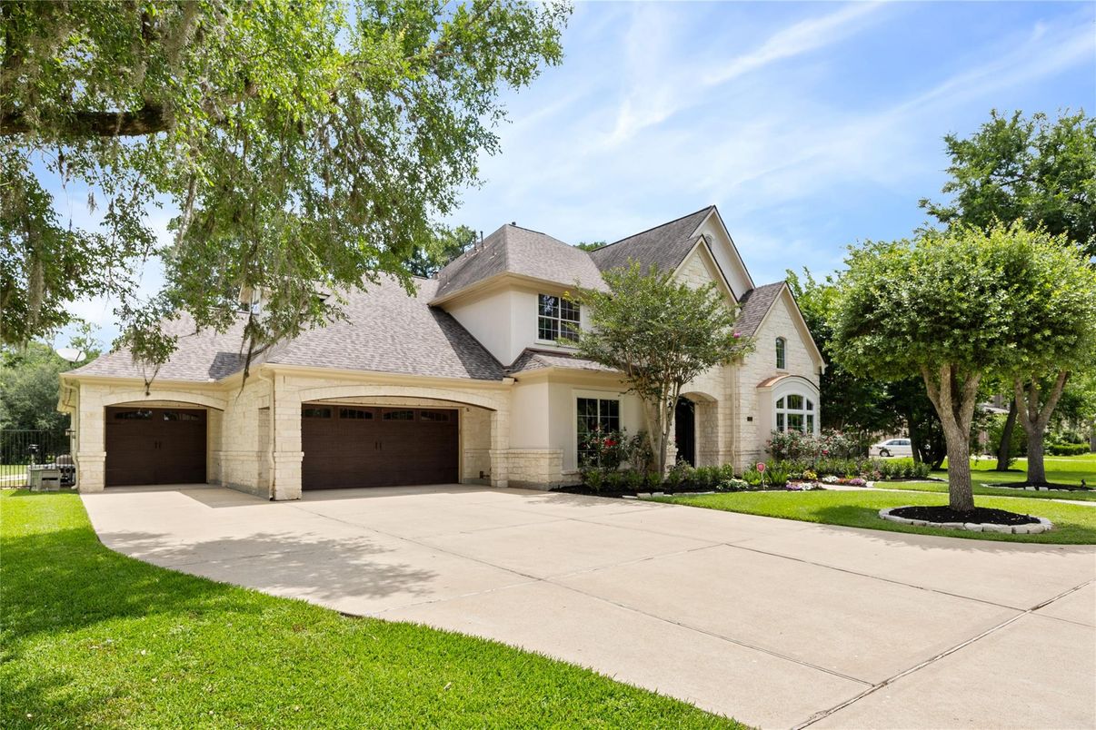 Attached, Exterior, Facade, French Provincial