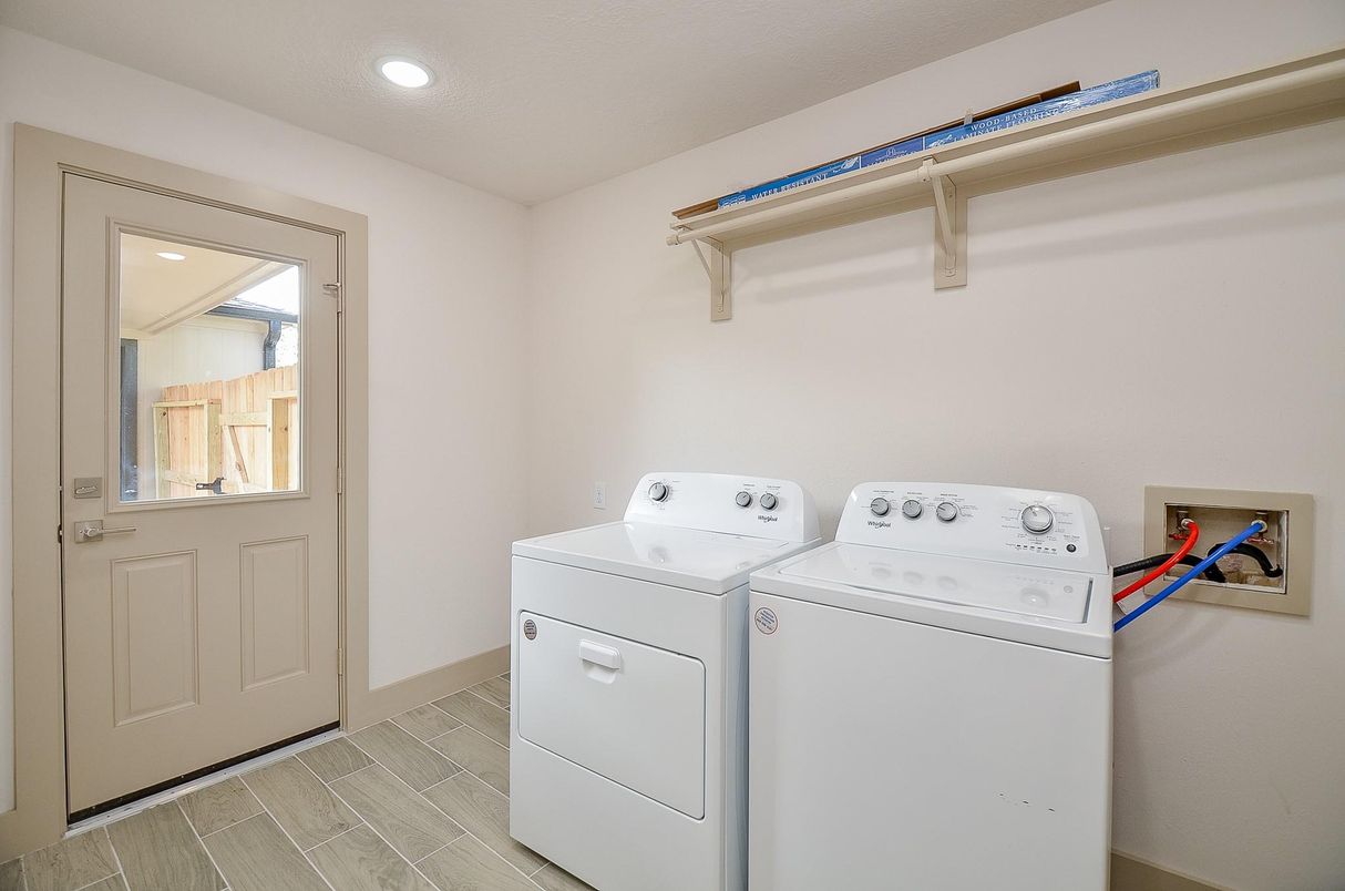 Interior, Recessed Lighting, Washer, Wood Texture Flooring
