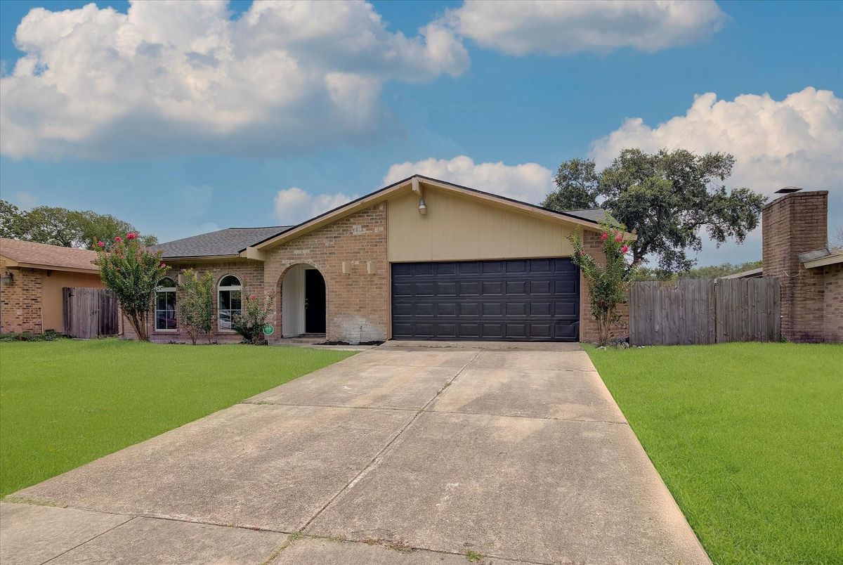 Attached, Backyard, Exterior, Facade, Brick Facade, Ranch