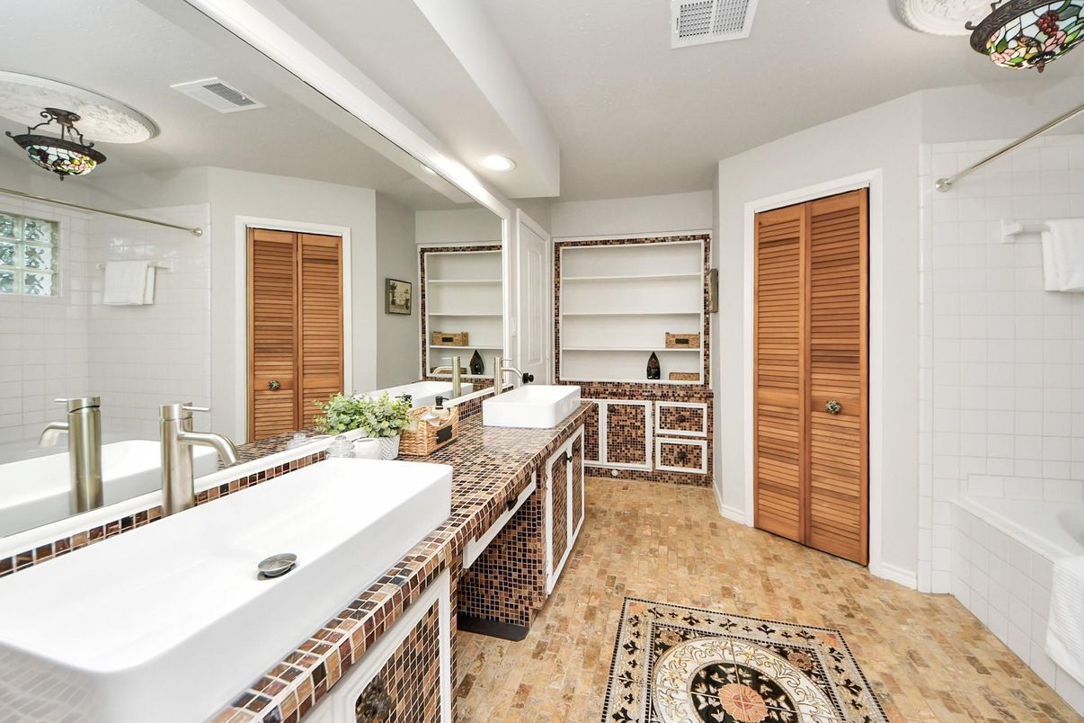 Bathroom, Dual Sink Vanities, Interior, Recessed Lighting