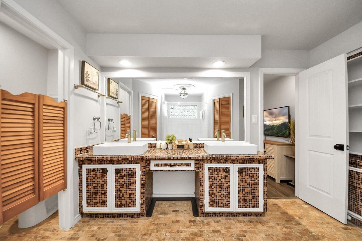 Bathroom, Dual Sink Vanities, Interior, Recessed Lighting