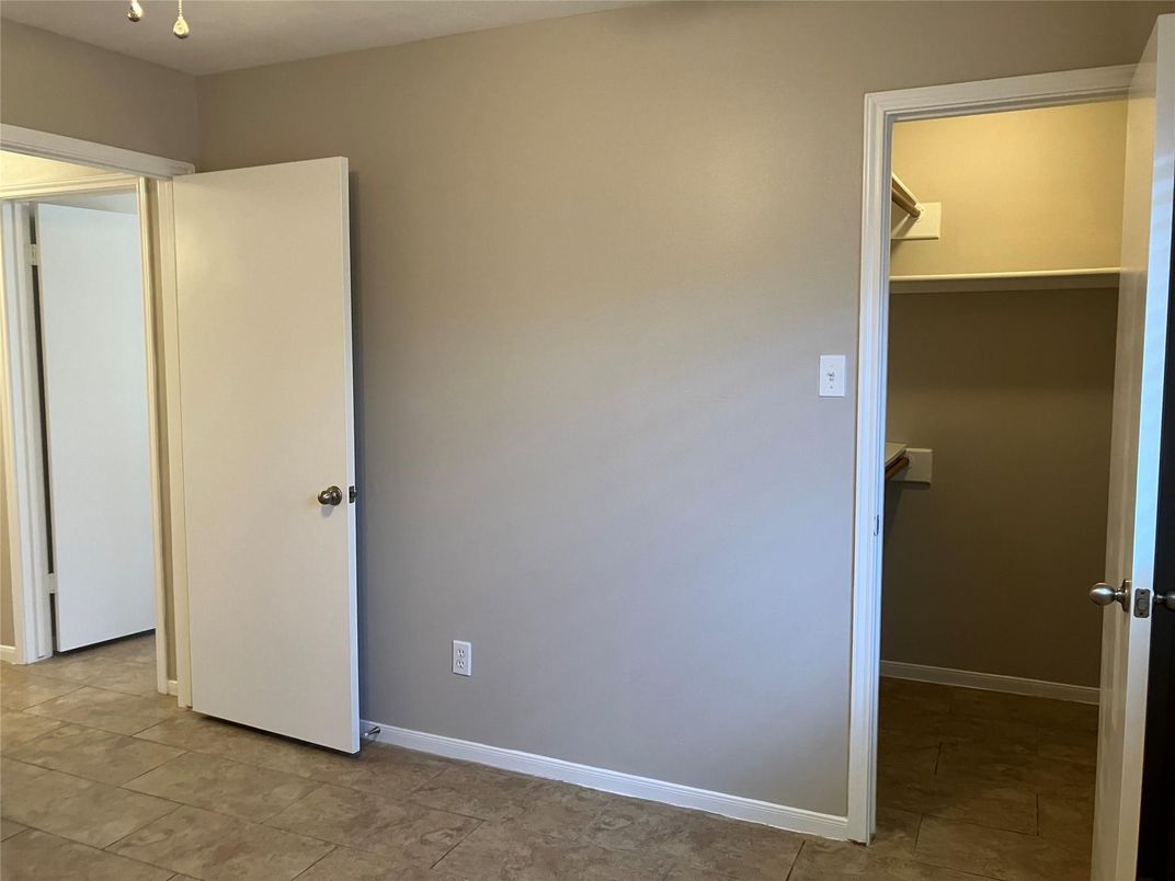 Empty room, Interior