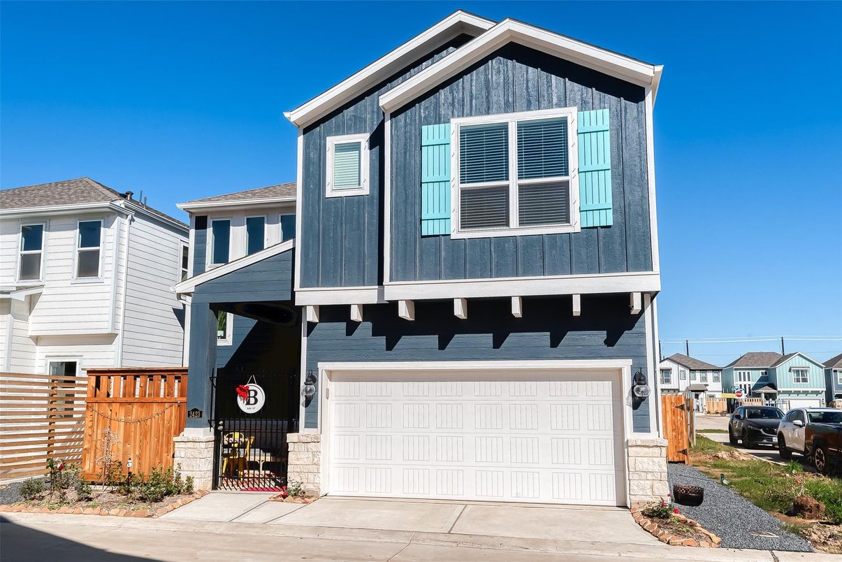 Attached, Exterior, Facade, American Craftsman
