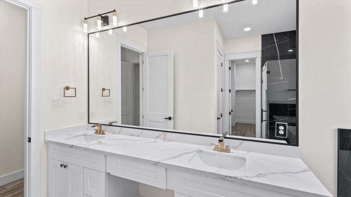 Bathroom, Dual Sink Vanities, Interior, Recessed Lighting
