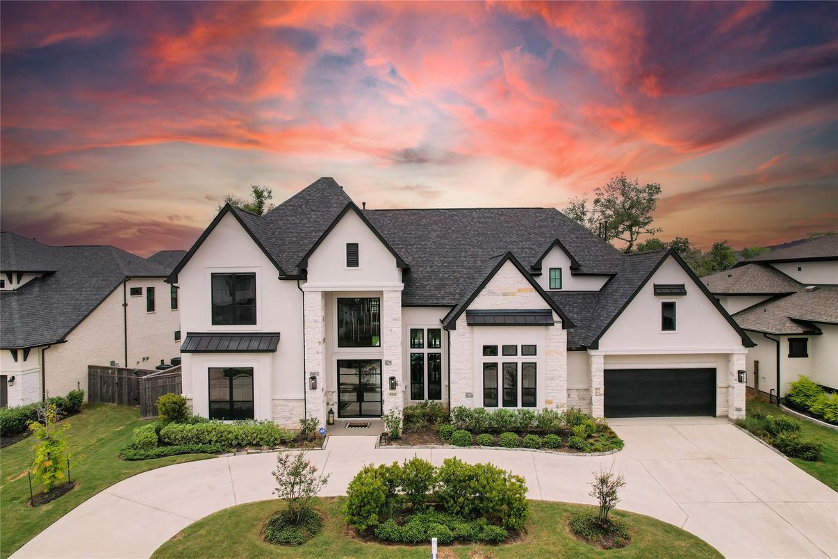 Attached, Exterior, Facade, Farmhouse