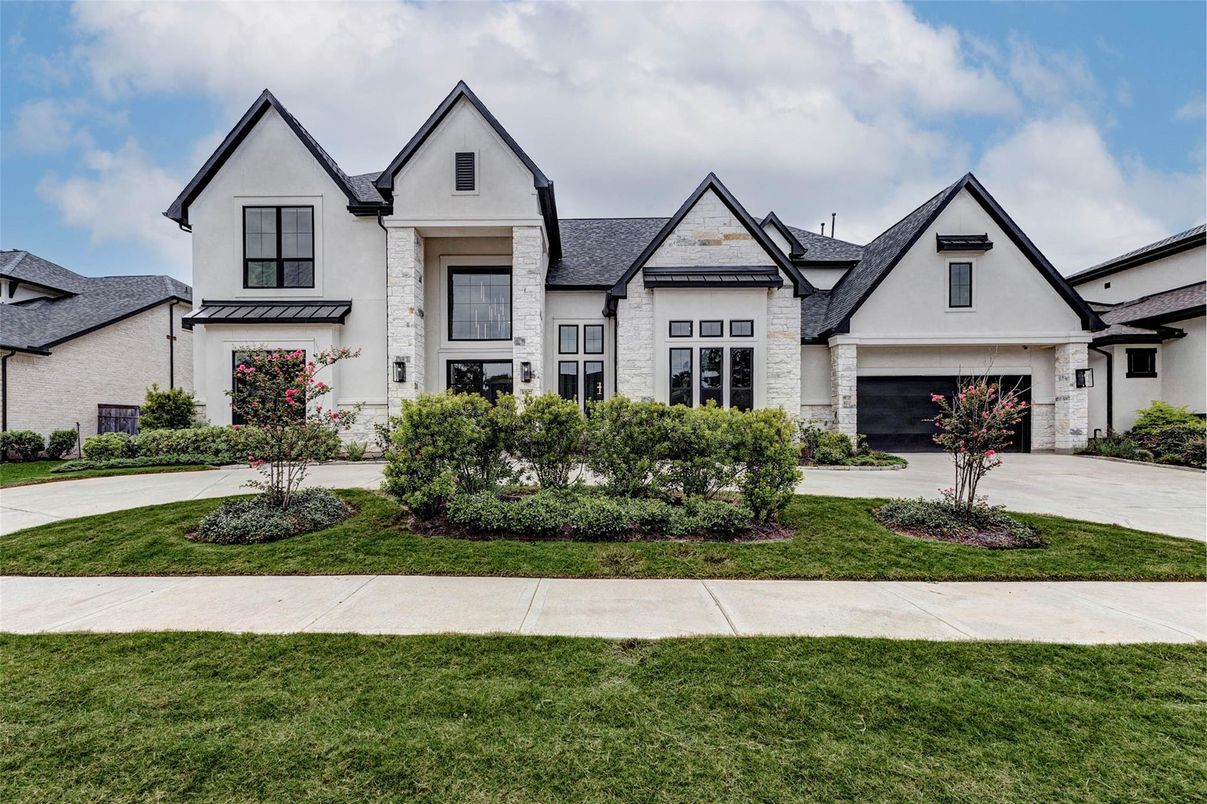 Attached, Exterior, Facade, Farmhouse