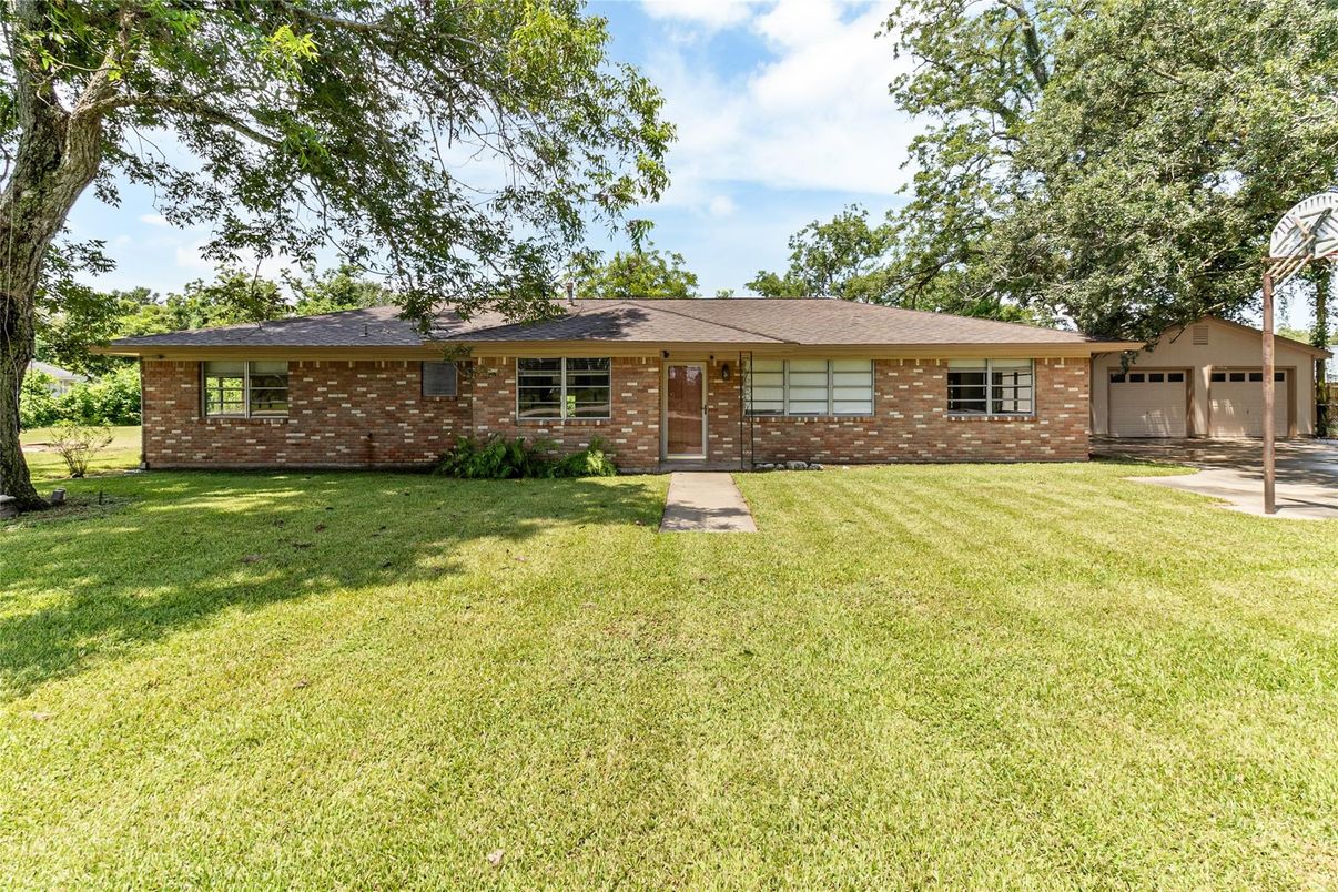 Backyard, Exterior, Facade, Brick Facade, Ranch