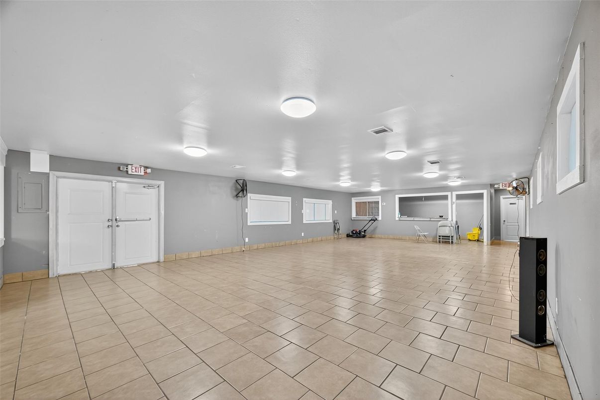 Empty room, Interior