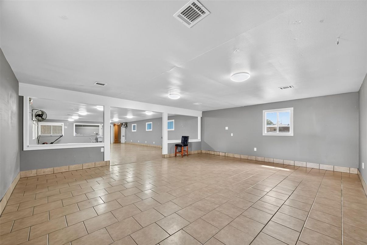 Empty room, Interior