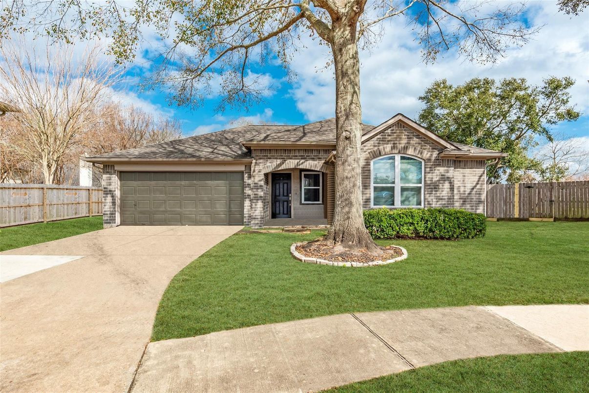 Attached, Exterior, Facade, Ranch