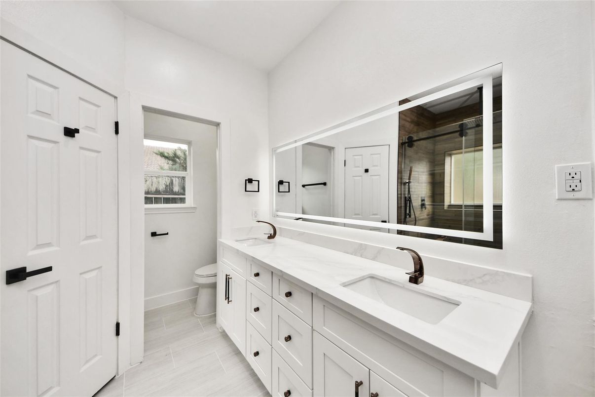 Bathroom, Dual Sink Vanities, Interior