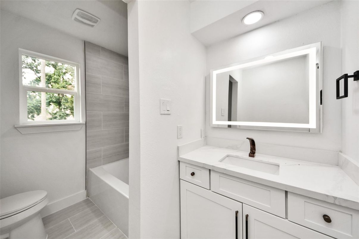 Bathroom, Interior, Recessed Lighting