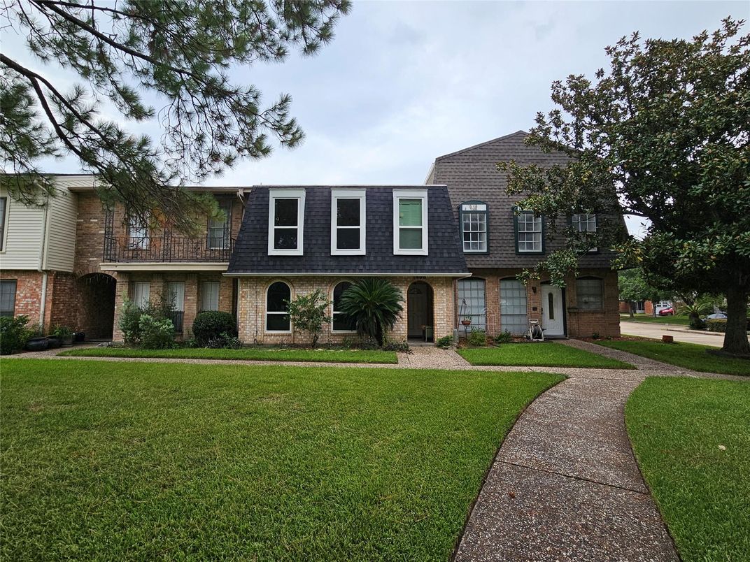Attached, Exterior, Facade, Brick Facade, Georgian