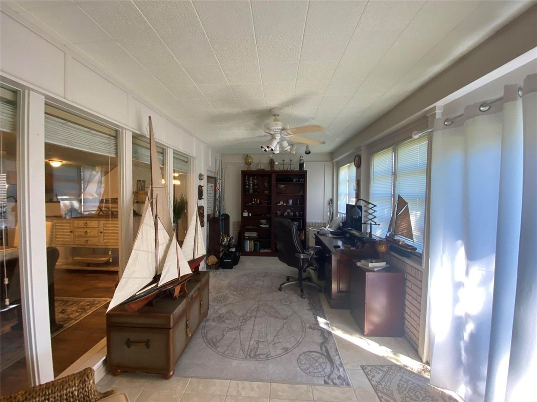 Home Office, Interior