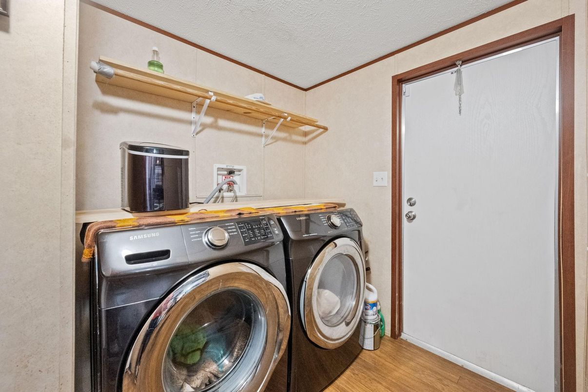 Interior, Washer, Wood Texture Flooring