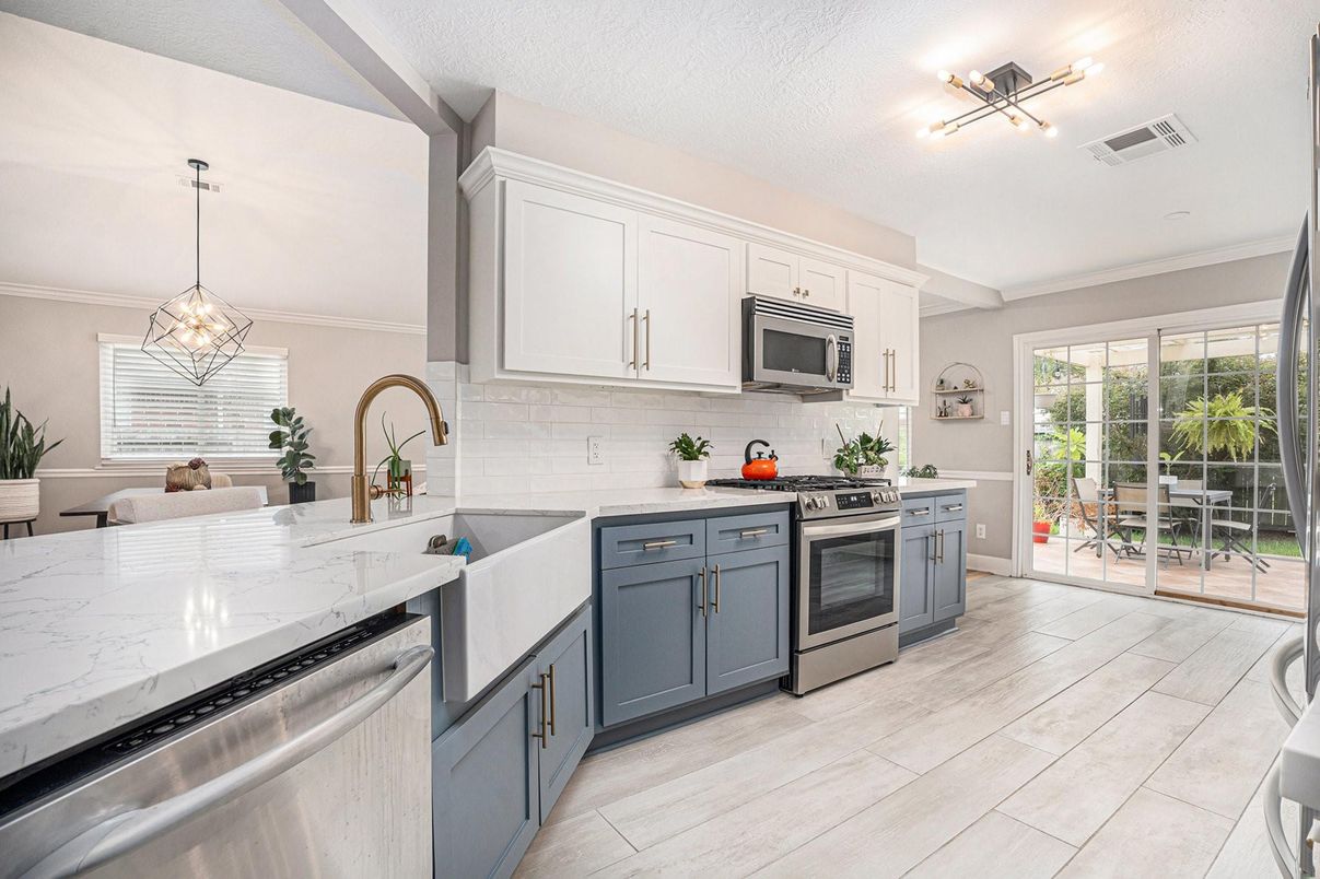 Dining room, Interior, Kitchen, Pendant Lights, Stainless Steel Appliances, Wood Texture Flooring