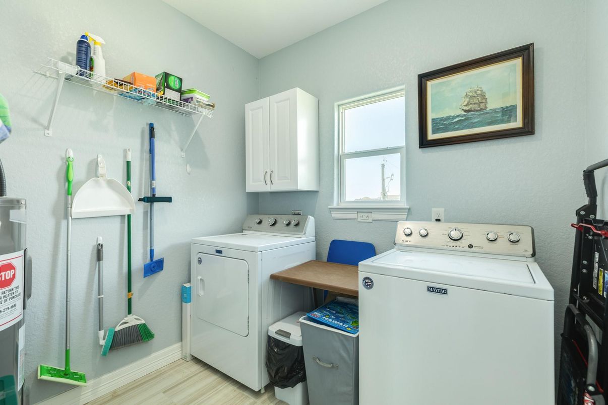Interior, Washer, Wood Texture Flooring