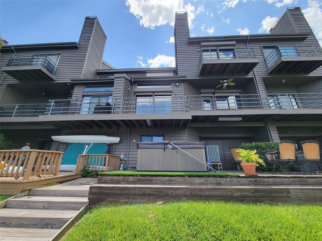 Exterior, Facade, Modern
