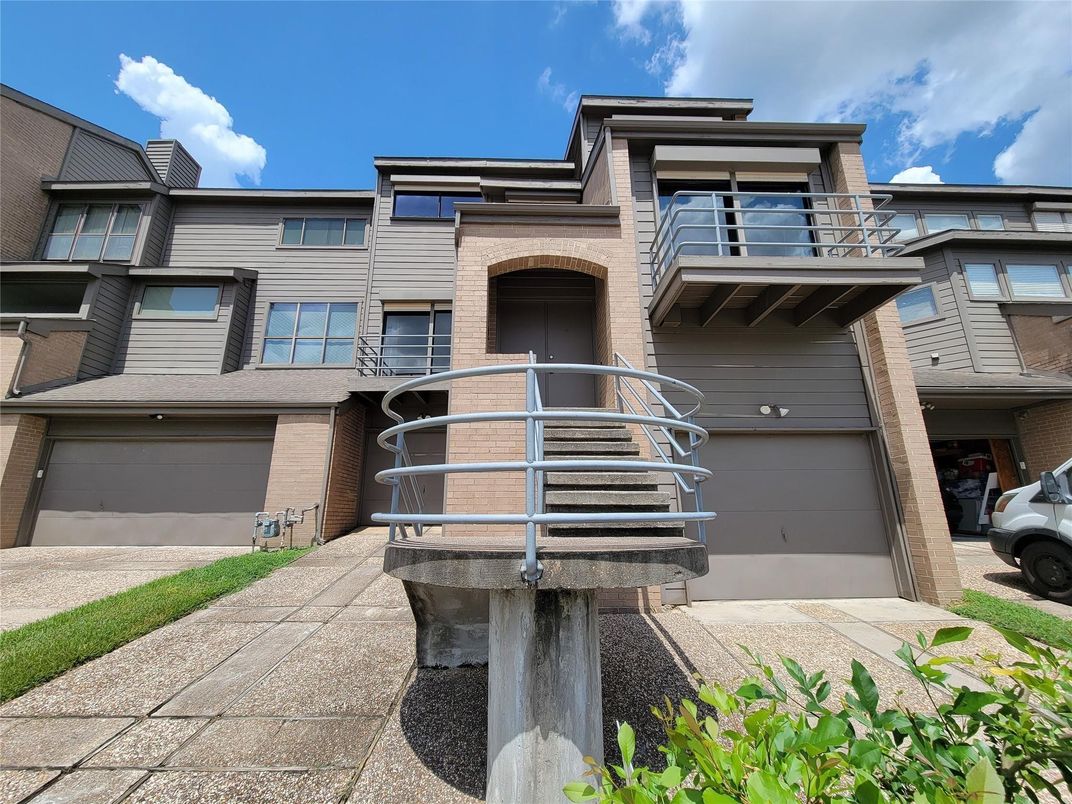 Attached, Exterior, Facade, Rowhouse