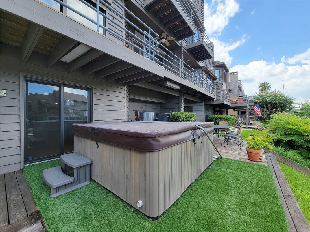 Exterior, Hot Tub