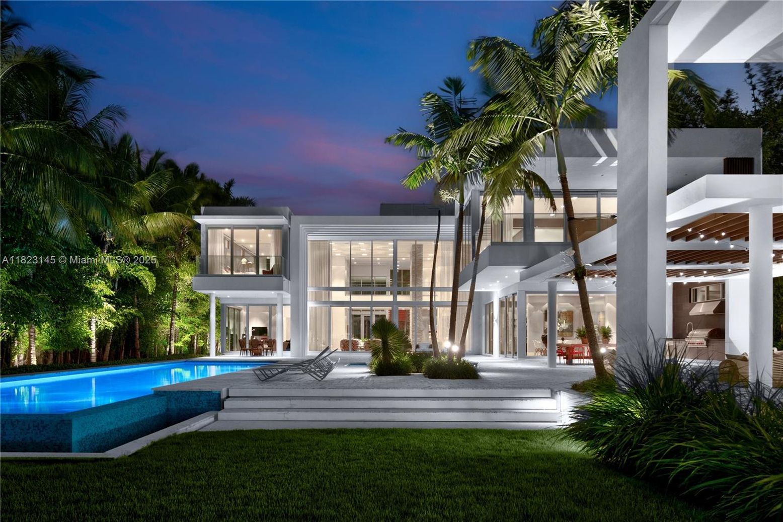 Exterior, Facade, Pool, Modern